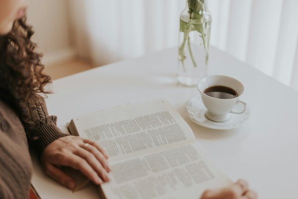 Idées révolutionnaires pour aménager un espace de travail ergonomique et confortable pour les femmes avec des douleurs lombaires